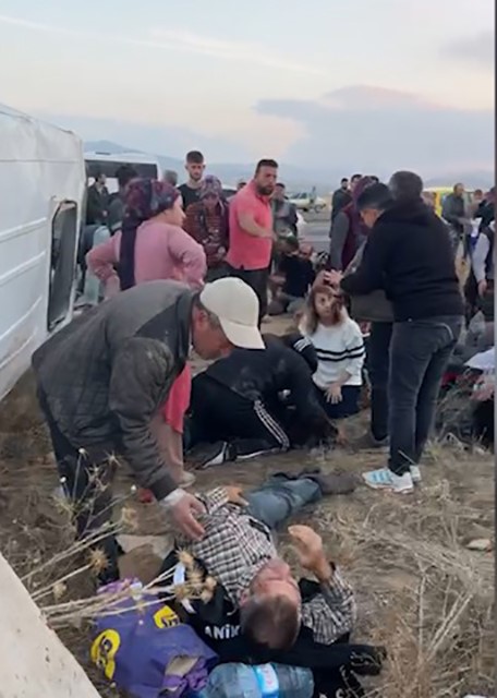 Foto - Niğde'de tarım işçilerini taşıyan minibüs devrildi: 15 kişi yaralandı