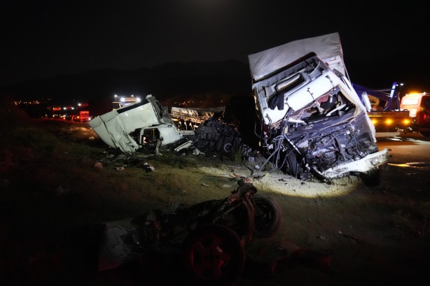 Niğde'de zincirleme trafik kazası: 3 ölü, 4 yaralı