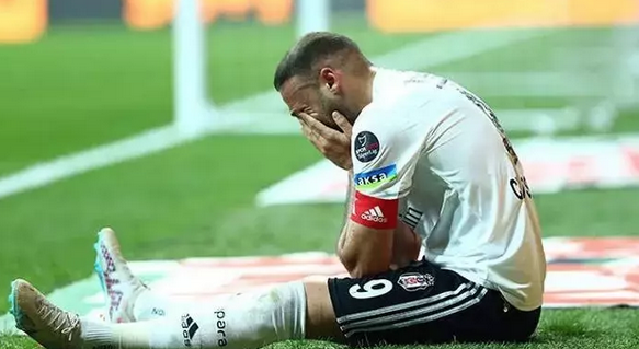 Foto - Nihayet paragözlerin kellesi alınıyor! Bu gelişme taraftarları çıldırtacak... Santos masaya yumruğunu vurdu: 