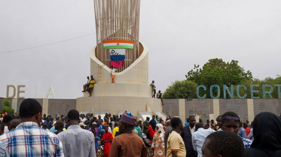 Foto - Nijer'de darbe sonrası halk Fransa Büyükelçiliği'ni bastı