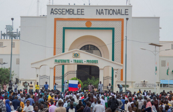 Foto - Nijer'de darbe sonrası halk Fransa Büyükelçiliği'ni bastı