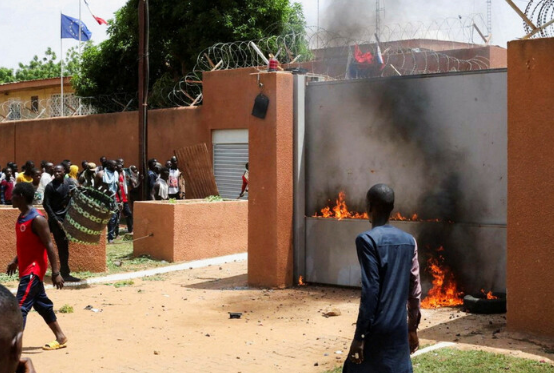 Foto - Nijer'de darbe sonrası halk Fransa Büyükelçiliği'ni bastı