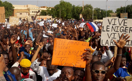 Foto - Nijer'de darbe sonrası halk Fransa Büyükelçiliği'ni bastı