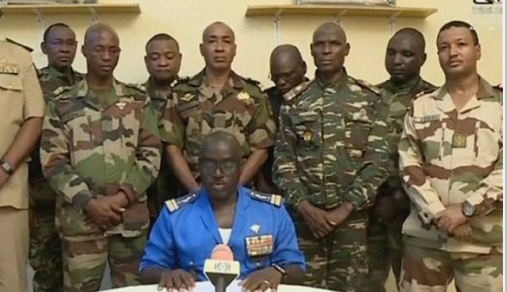 Foto - Nijer'de darbe sonrası halk Fransa Büyükelçiliği'ni bastı