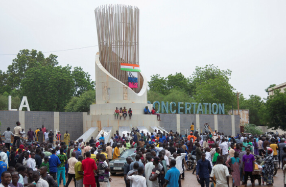 Nijer'de darbe sonrası halk Fransa Büyükelçiliği'ni bastı