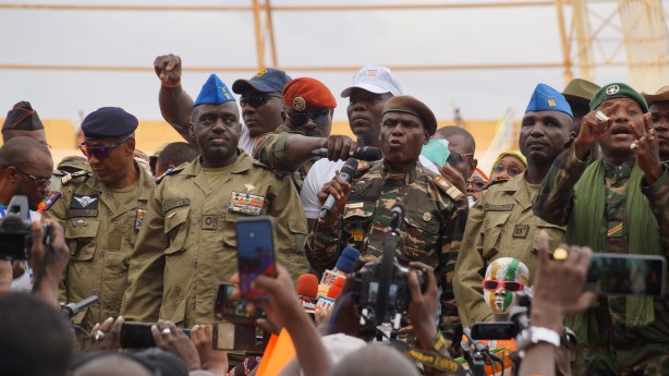 Foto - Nijer'de on binlerce kişi Fransa karşıtı gösteri düzenledi!
