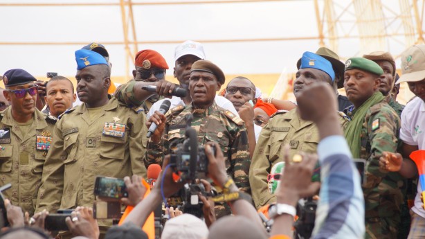 Foto - Nijer'de on binlerce kişi Fransa karşıtı gösteri düzenledi!