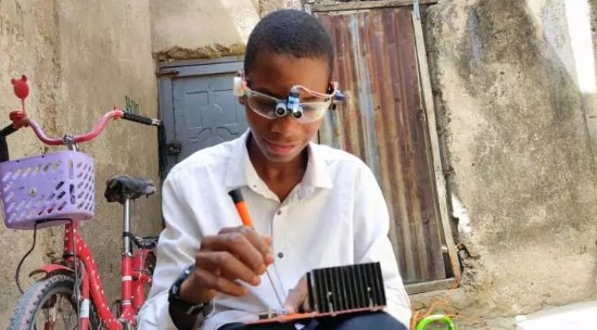 Foto - Nijeryalı gençten büyük icat! Görme engelliler için bakın ne yaptı