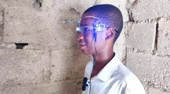 Foto - Nijeryalı gençten büyük icat! Görme engelliler için bakın ne yaptı