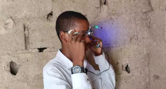 Foto - Nijeryalı gençten büyük icat! Görme engelliler için bakın ne yaptı