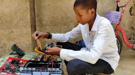 Foto - Nijeryalı gençten büyük icat! Görme engelliler için bakın ne yaptı