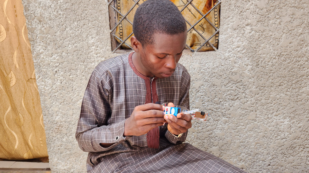 Foto - Nijeryalı öğrenciden çok konuşulan buluş! Uykusuz şoförlere hayat kurtaran çözüm