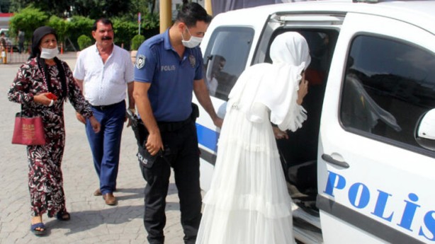 Foto - Nikah salonunu basan polis genç kızı kurtardı