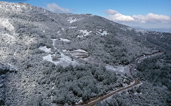Nisan ayına 2 gün kala İzmir beyaza büründü