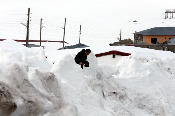 Nisan ayında evler kar altında kaldı