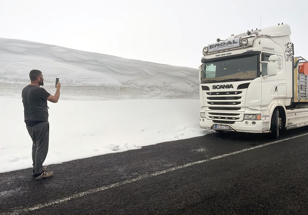 Foto - Nisan ayında kar esareti