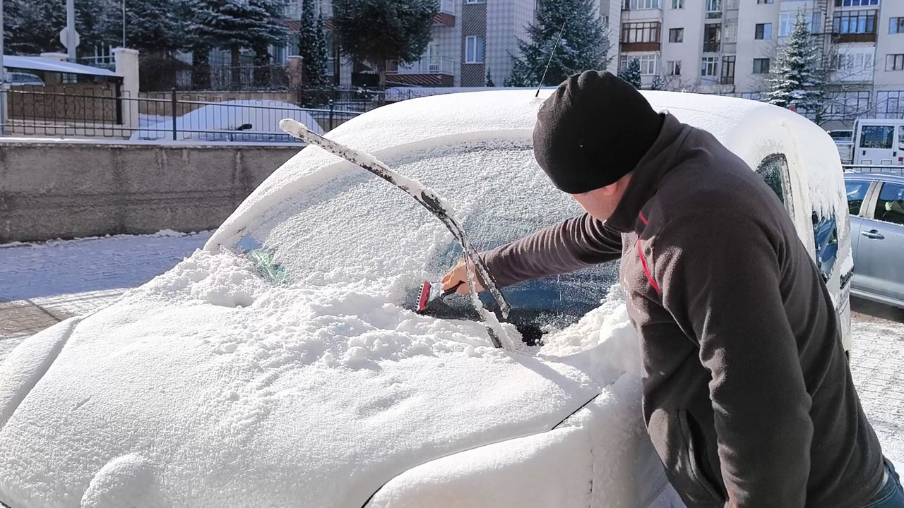 Foto - Nisan ayında kış manzaraları! 90 yılın soğuk rekoru kırıldı