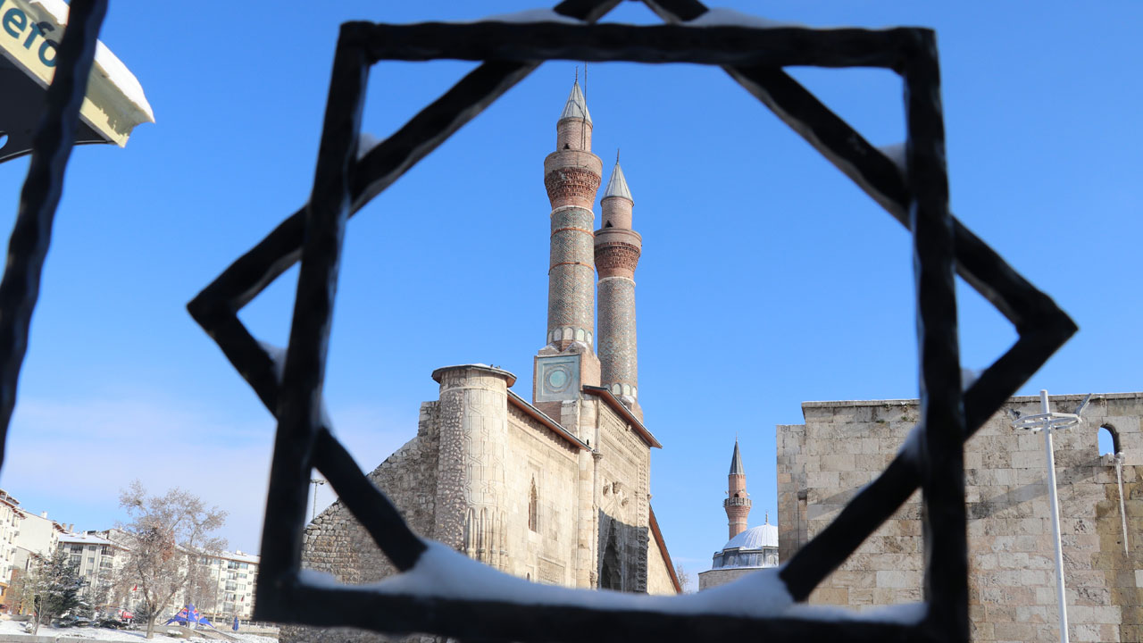 Foto - Nisan ayında kış manzaraları! 90 yılın soğuk rekoru kırıldı