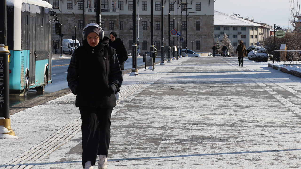 Foto - Nisan ayında kış manzaraları! 90 yılın soğuk rekoru kırıldı