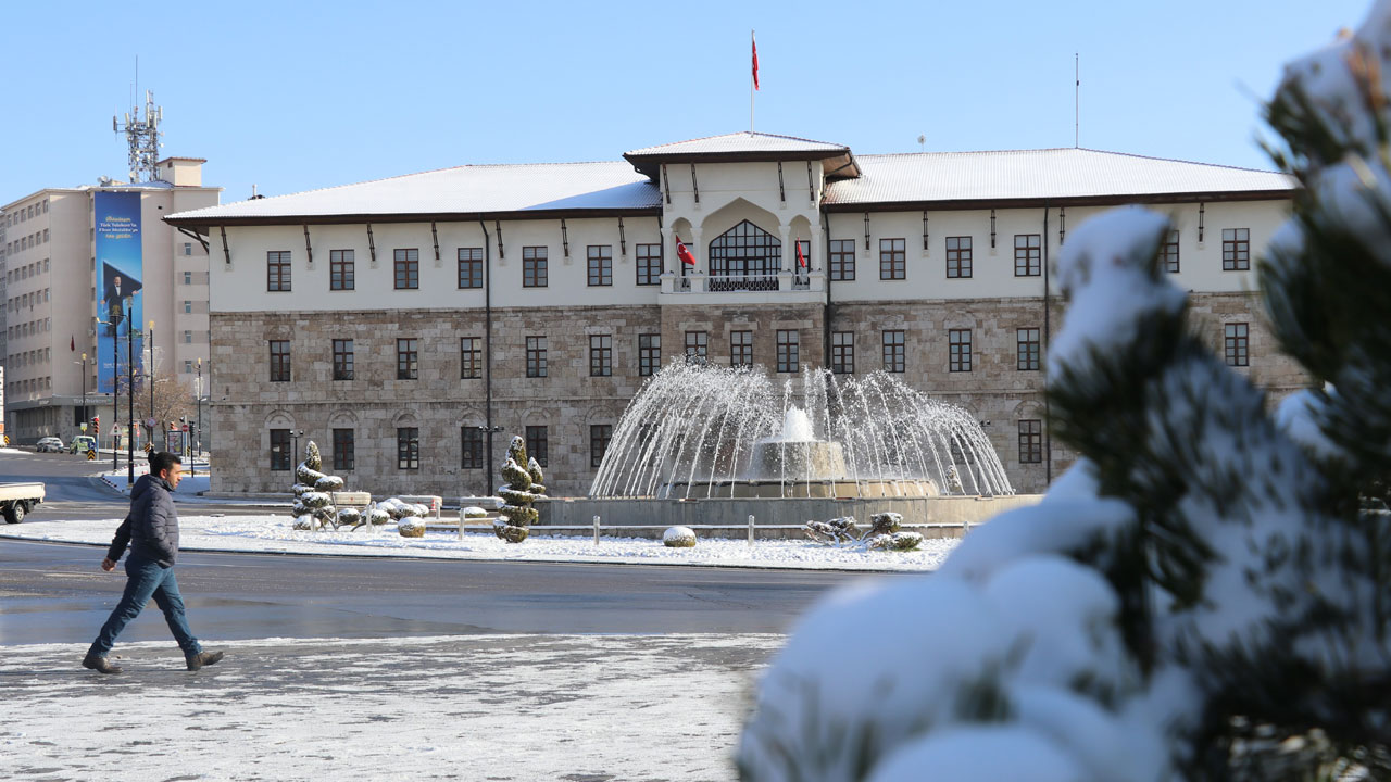 Nisan ayında kış manzaraları! 90 yılın soğuk rekoru kırıldı