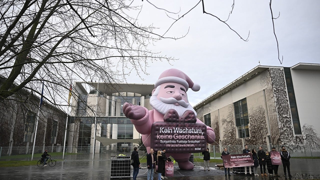 Noel Baba da isyan etti: Berlin'de Noel Baba maketli ekonomik büyüme protestosu dikkat çekti...