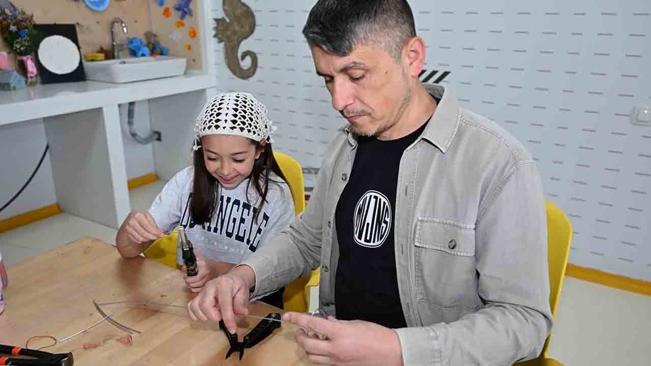 Nostaljik oyuncak geleceğe taşındı: 69 yaşındaki Ali Rıza Dede çocuklara tel araba yapmayı öğretti