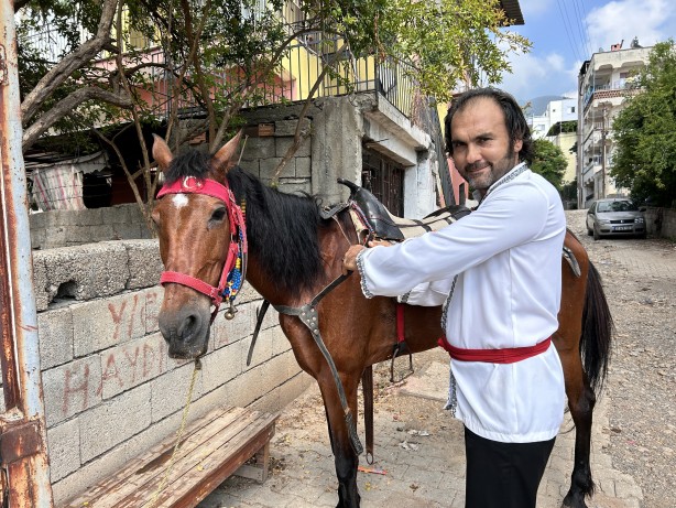 Foto - Nostaljiyi sokaklarda yaşatıyor! İşte karşınızda Hataylı Kara Murat