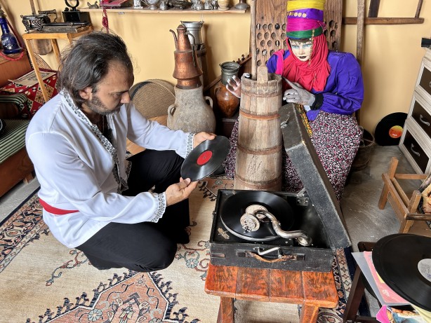 Foto - Nostaljiyi sokaklarda yaşatıyor! İşte karşınızda Hataylı Kara Murat