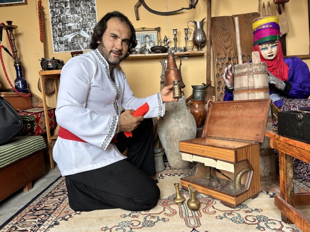 Foto - Nostaljiyi sokaklarda yaşatıyor! İşte karşınızda Hataylı Kara Murat