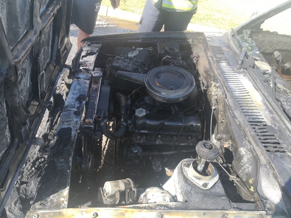 Foto - Noter yolunda olanlara bakın! Arabanın taliplisi direkten döndü