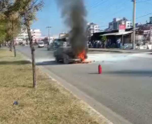 Foto - Noter yolunda olanlara bakın! Arabanın taliplisi direkten döndü