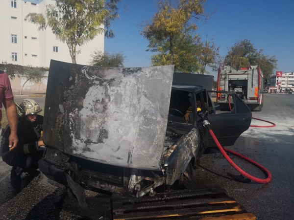 Foto - Noter yolunda olanlara bakın! Arabanın taliplisi direkten döndü