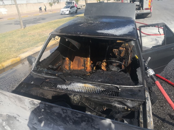 Foto - Noter yolunda olanlara bakın! Arabanın taliplisi direkten döndü