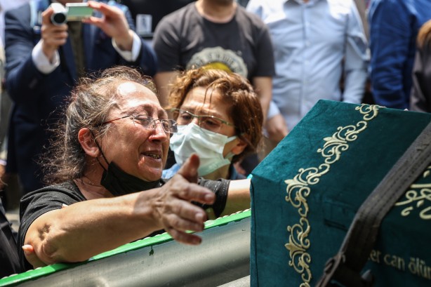 NTV spikeri Özlem Sarıkaya Yurt gözyaşları içinde son yolculuğuna uğurlandı