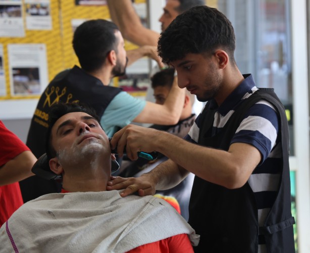 Foto - Numara alıyorlar: Banka sırası değil, berber kuyruğu!