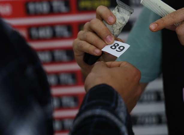 Foto - Numara alıyorlar: Banka sırası değil, berber kuyruğu!