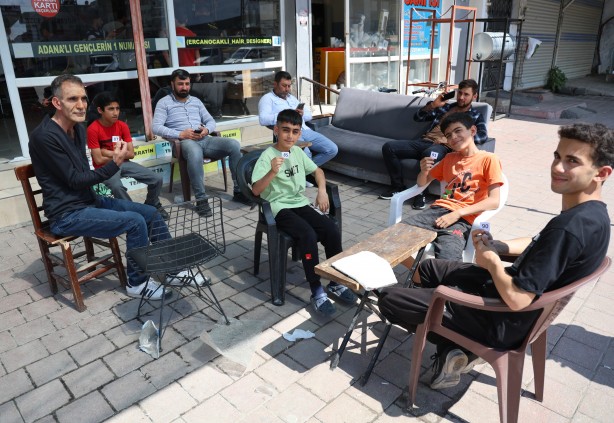 Foto - Numara alıyorlar: Banka sırası değil, berber kuyruğu!