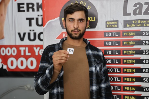 Foto - Numara alıyorlar: Banka sırası değil, berber kuyruğu!