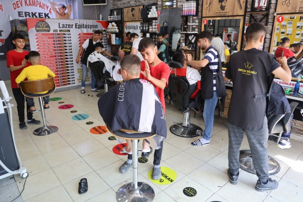 Foto - Numara alıyorlar: Banka sırası değil, berber kuyruğu!