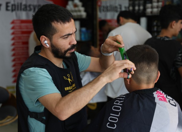 Foto - Numara alıyorlar: Banka sırası değil, berber kuyruğu!