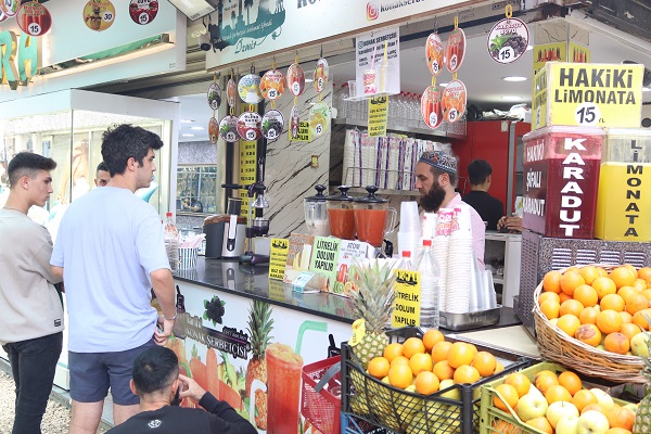 Foto - O anlar böyle kaydedildi! Arıyı kurtarırken az daha canından oluyordu