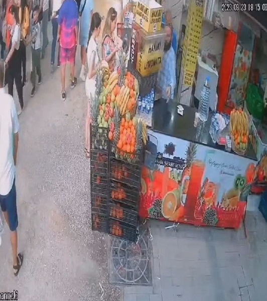 Foto - O anlar böyle kaydedildi! Arıyı kurtarırken az daha canından oluyordu