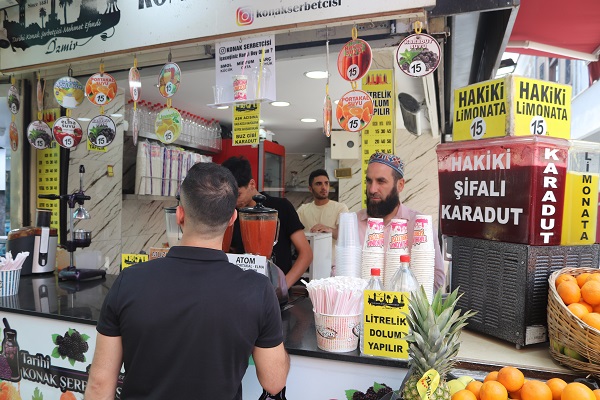 Foto - O anlar böyle kaydedildi! Arıyı kurtarırken az daha canından oluyordu