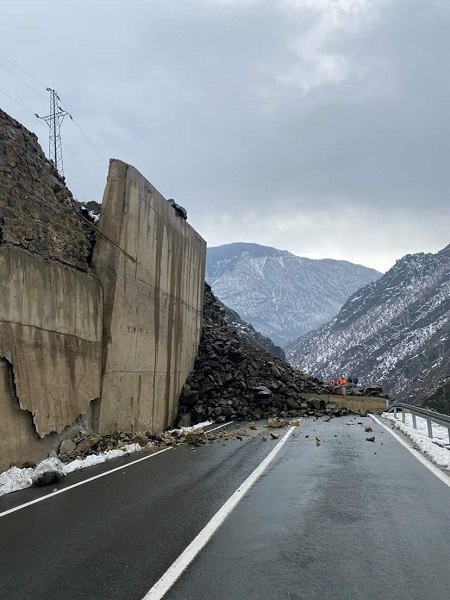 Foto - O anlar böyle kaydedildi! Artvin'de heyelan paniği