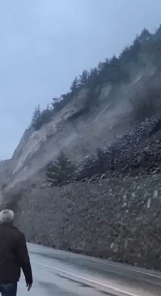 Foto - O anlar böyle kaydedildi! Artvin'de heyelan paniği