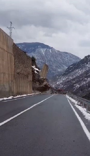 Foto - O anlar böyle kaydedildi! Artvin'de heyelan paniği
