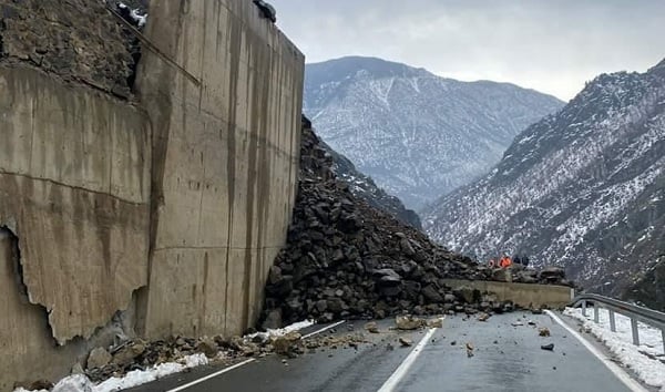O anlar böyle kaydedildi! Artvin'de heyelan paniği