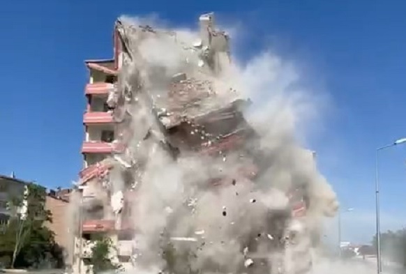 O anlar böyle kaydedildi! Tek dokunuşla bina yerle bir oldu