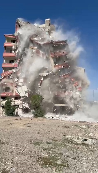 Foto - O anlar böyle kaydedildi! Tek dokunuşla bina yerle bir oldu