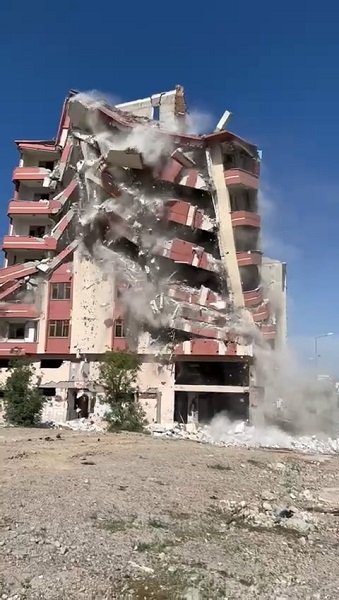 Foto - O anlar böyle kaydedildi! Tek dokunuşla bina yerle bir oldu